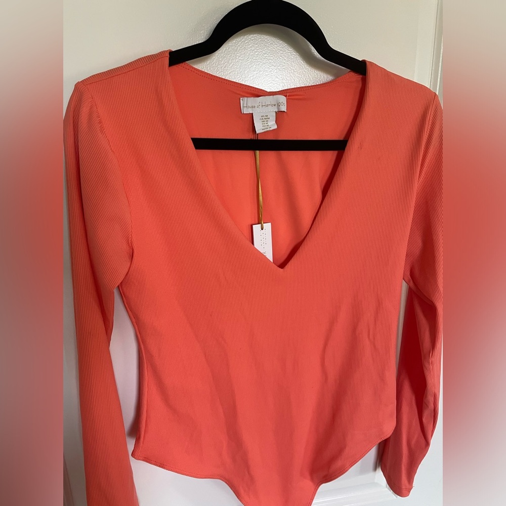 NWT House Of Harlow 1960 Womens Long Sleeve Bodysuit V Neck Coral Size M